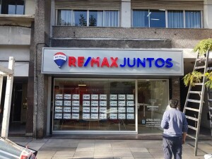 FACHADA LOCALES DE FRANQUICIAS INMOBILIARIAS REMAX